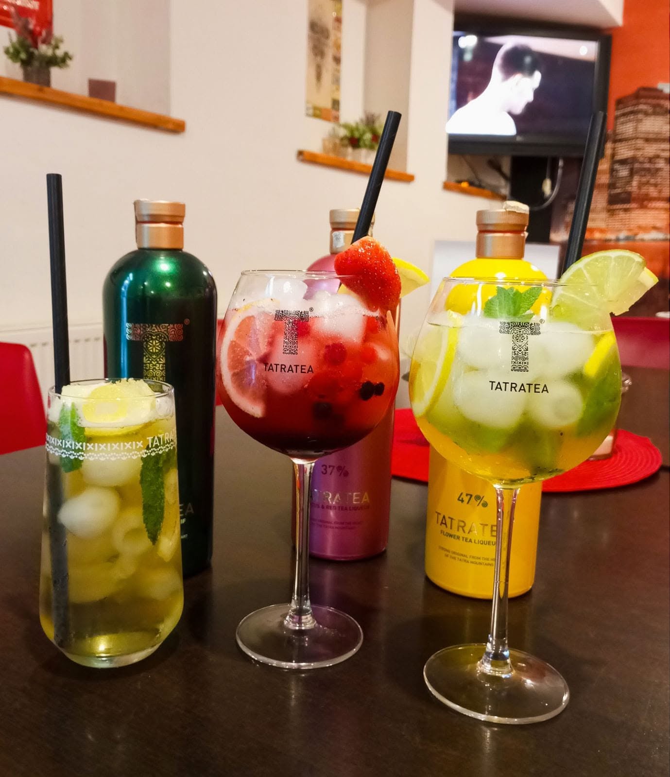 Tri koktaily Tatratea s fľašami na bare