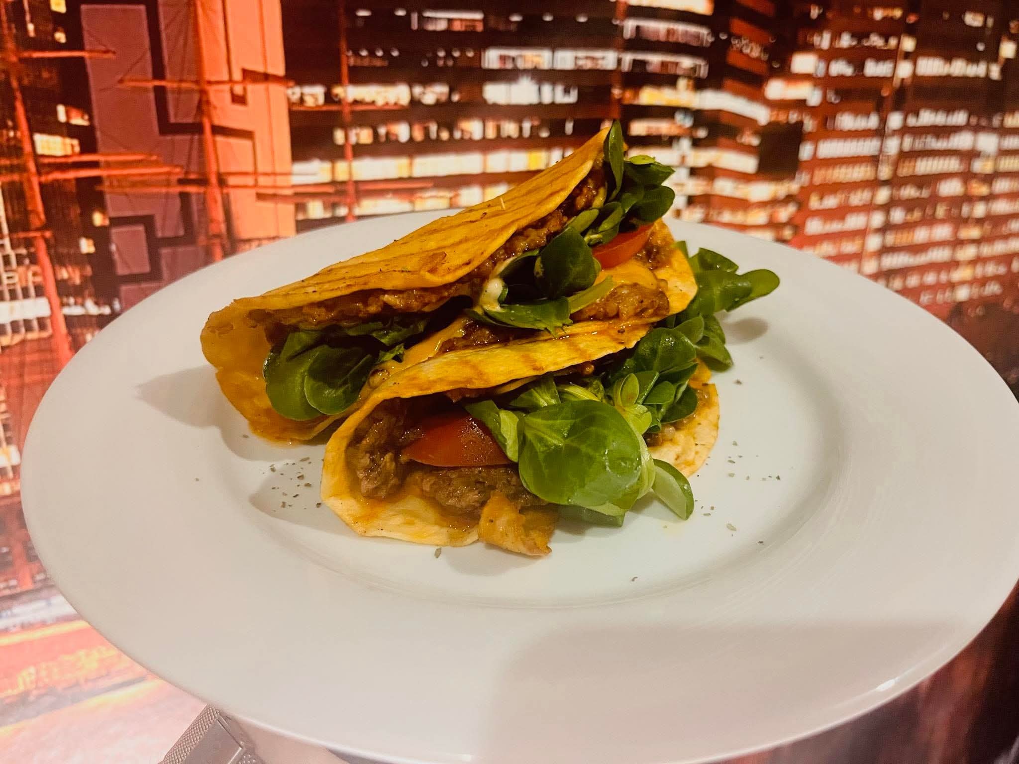 Grilovaná quesadilla s mäsom, syrom a zeleninou