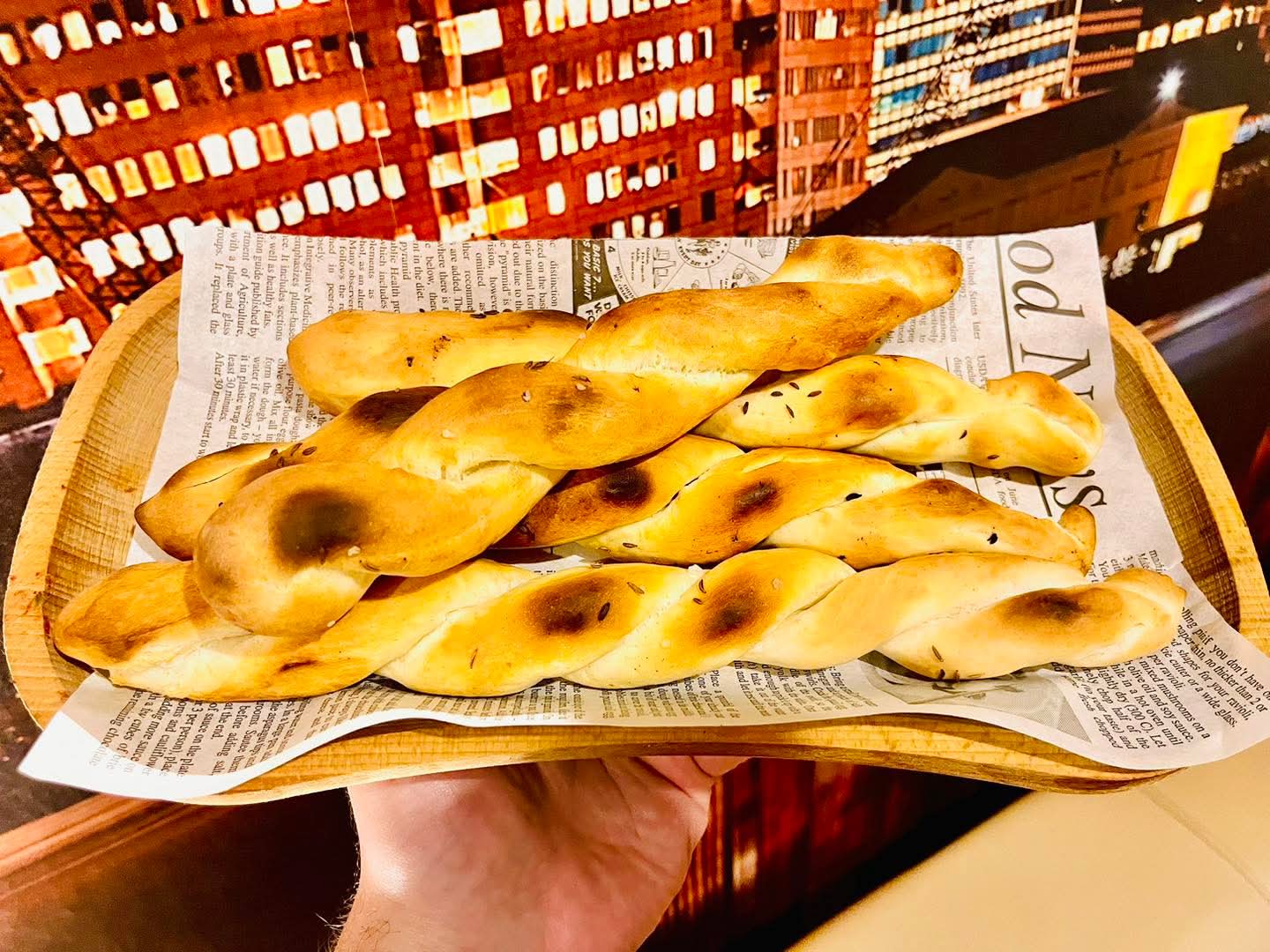 Pečené pizzové tyčinky na drevenom podnose