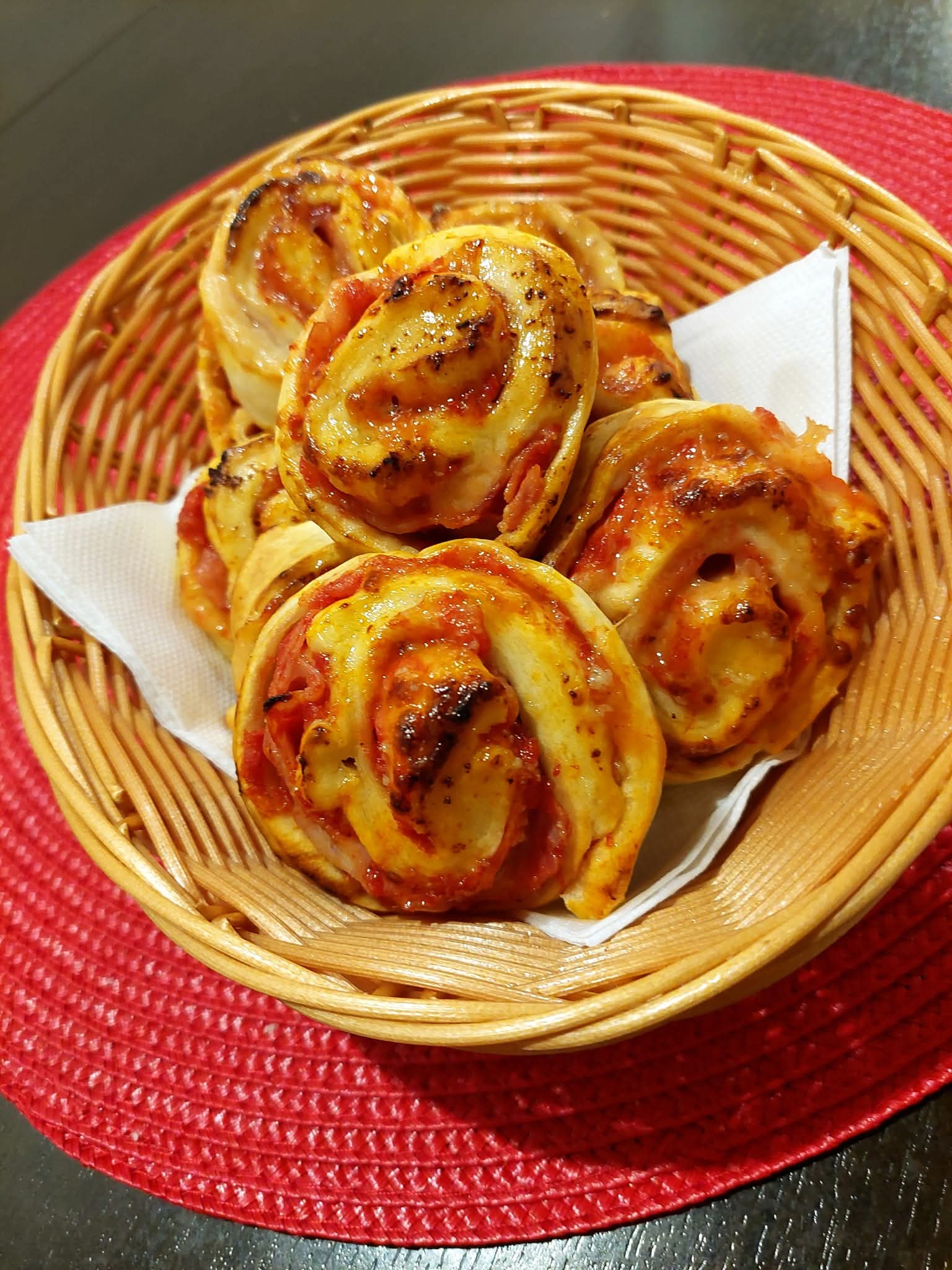 Pizza slimáky so syrom a šunkou v košíku