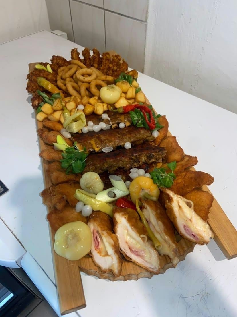 Party misa s cordon bleu, rebrami a cibuľovými krúžkami