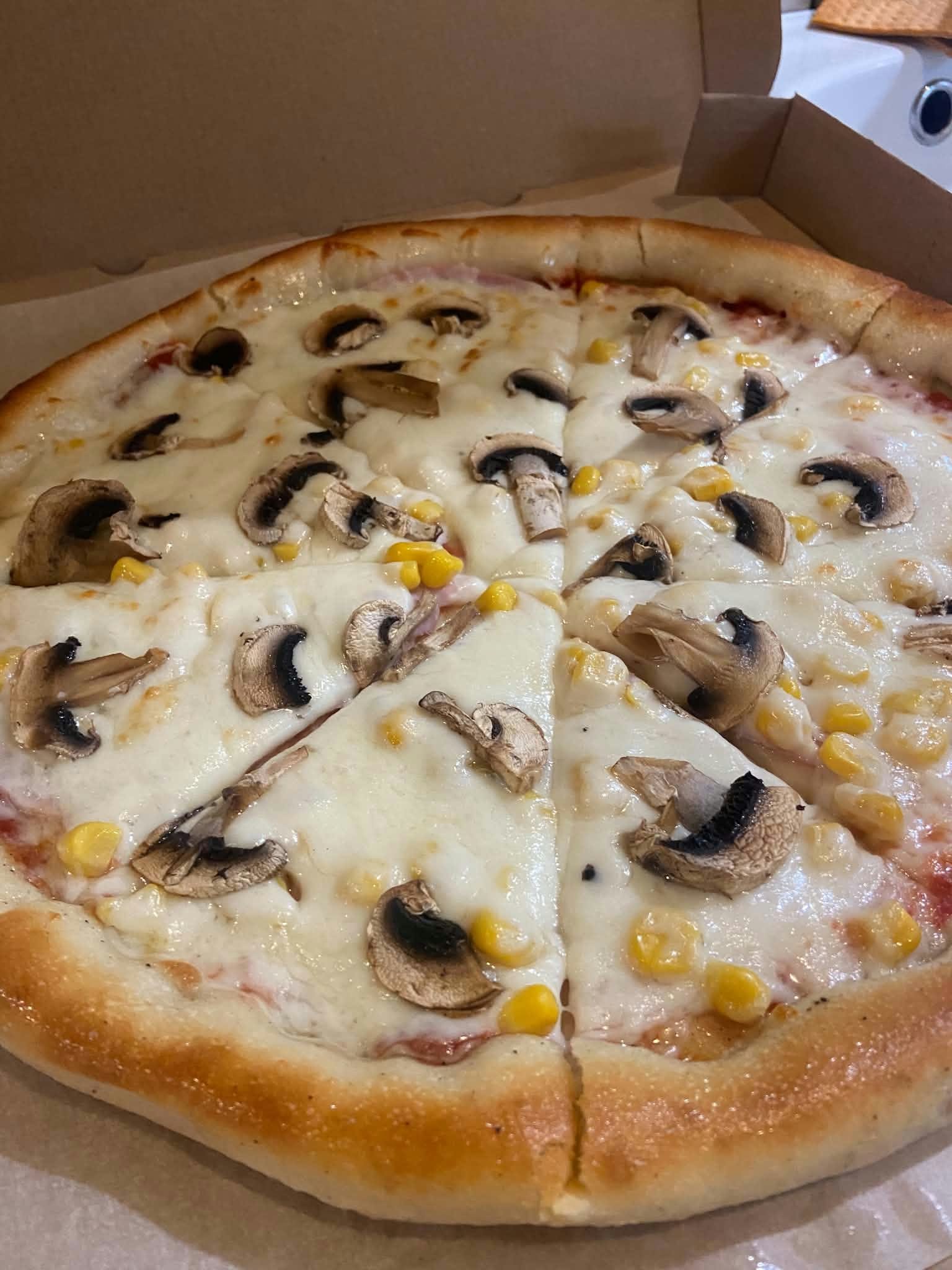 Pizza so syrom, šampiňónmi a kukuricou