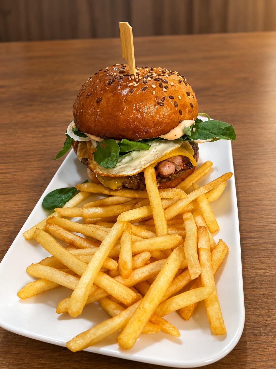 Burger s hranolkami z Broadway Bowling