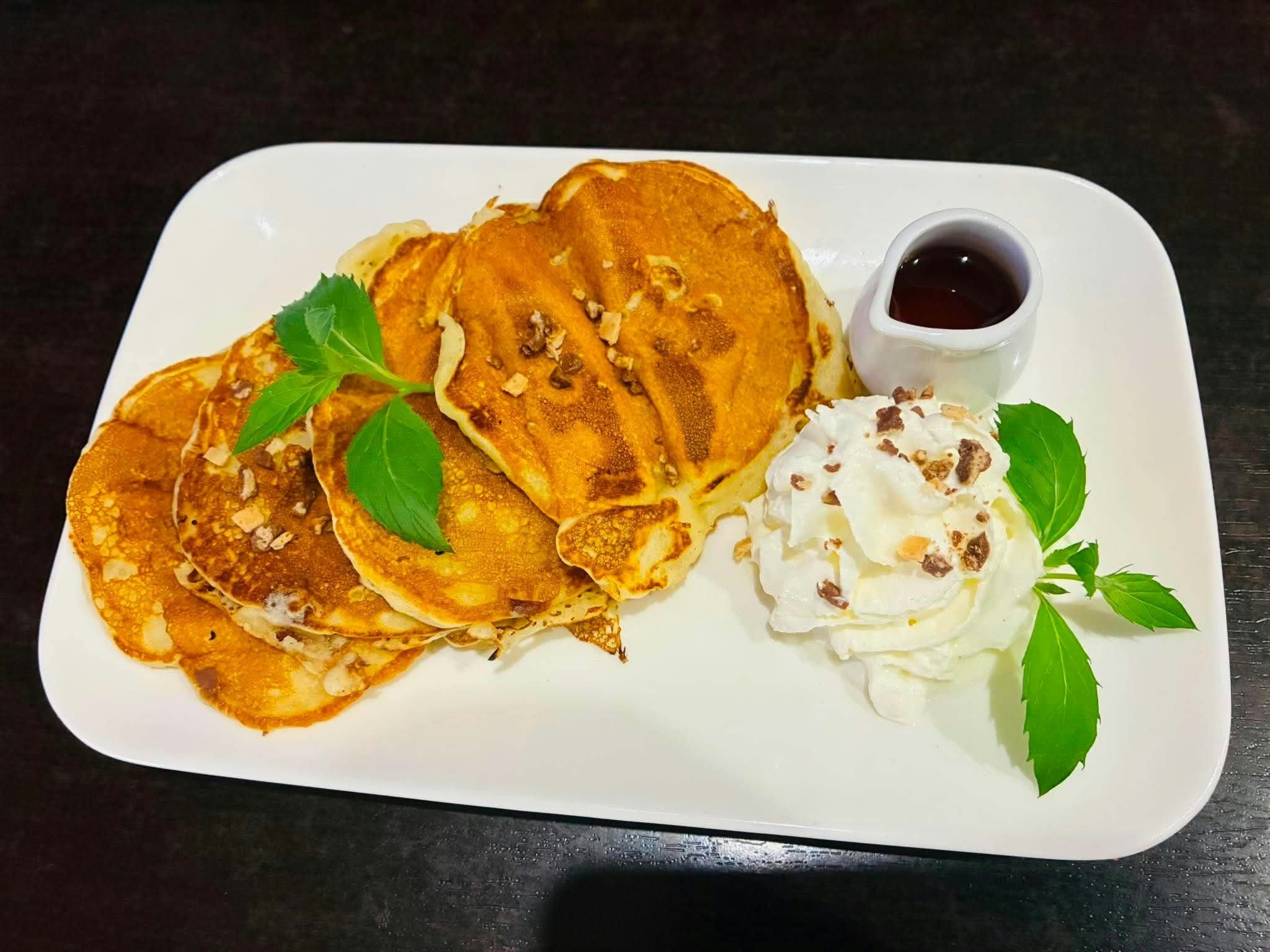 Palacinky so šľahačkou a sirupom