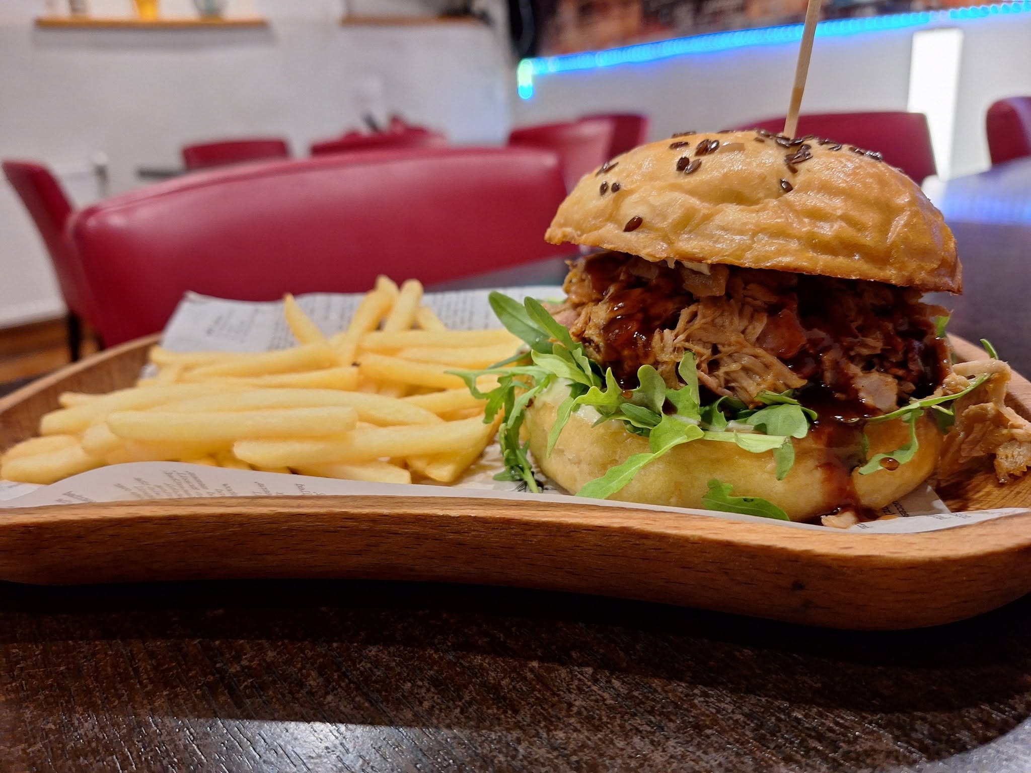 Pulled pork burger s hranolkami z Broadway Bowling